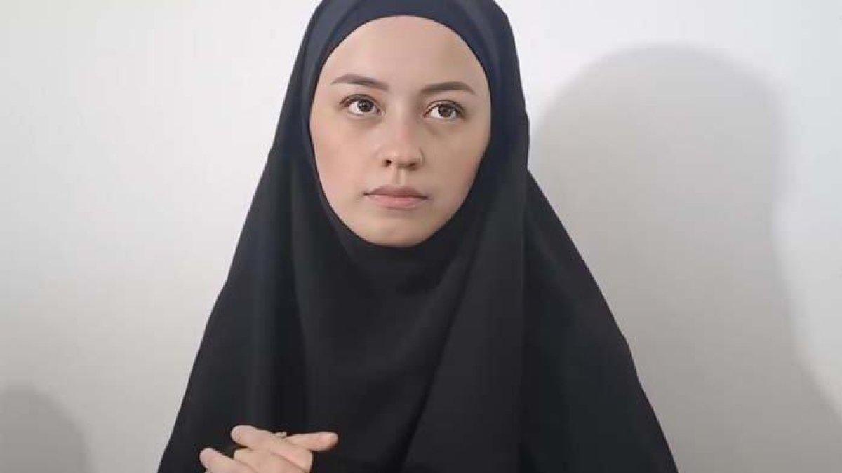Kimberly Ryder tampil berhijab.