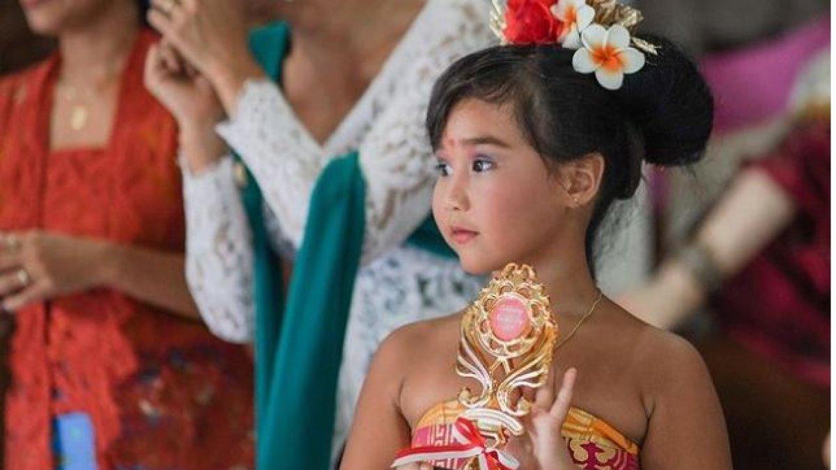 Kinan terlihat sangat gemulai ketika mulai menari di atas panggung.