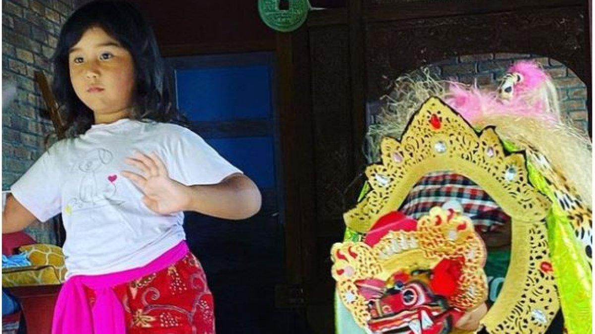 Kinan tumbuh besar sebagai putri bangsawan Bali keturunan dari ayahnya.