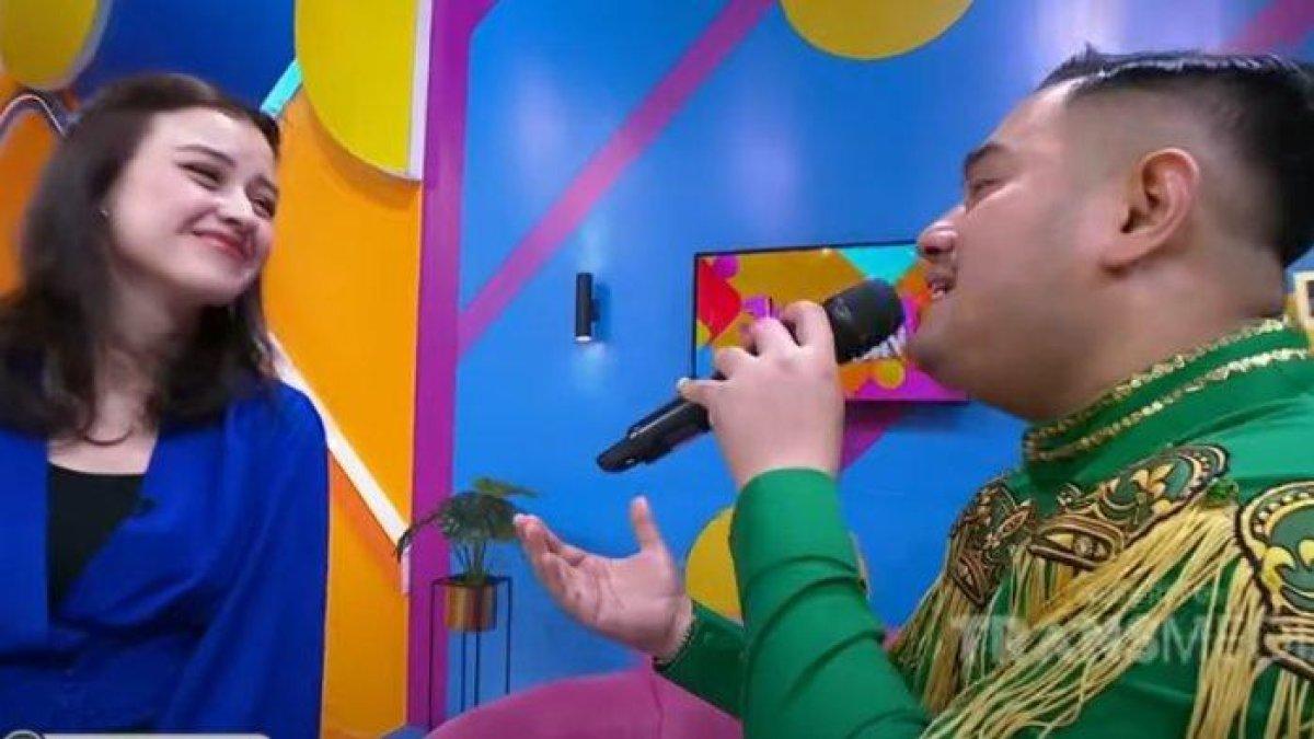 RAYU - King Nassar saat merayu Kimberly Ryder di acara Jogetin Shay, foto dicapture 19 Juni 2025. Kabarnya mau melamar Lala Nurlela si ipar Syahrini, pedangdut King Nassar malah terekam merayu aktris Kimberly Ryder. Akui tipe suami idaman.