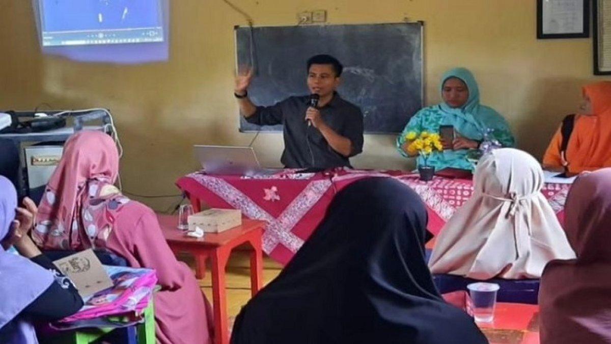 Kisah TKW berinisial SH hilang 21 tahun. Agung Sebastian saat memberikan pengarahan kepada PMI Banyuwangi.