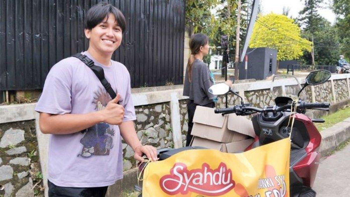 EKS ARTIS FTV VIRAL - Kisah hidup Siddik Eduard viral. Ia yang dulunya laris membintangi judul FTV di Indonesia, kini jadi pedagang di jalanan.