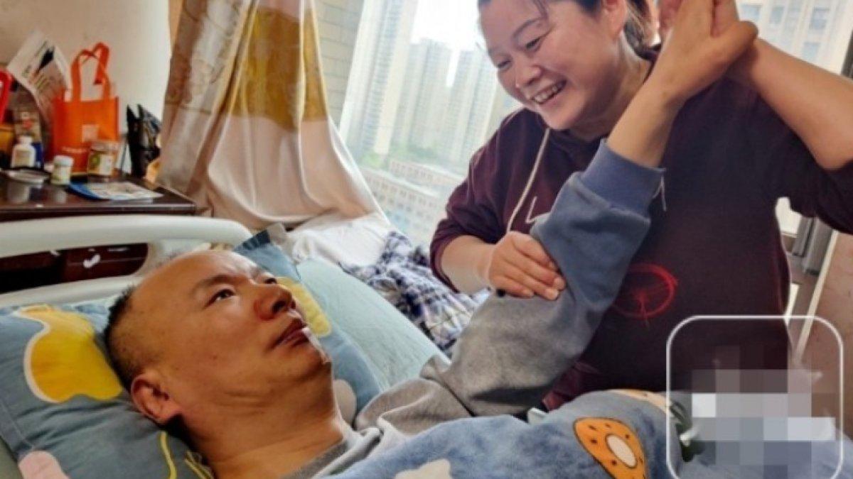 Kisah istri setia rawat suami yang lumpuh selama 10 tahun