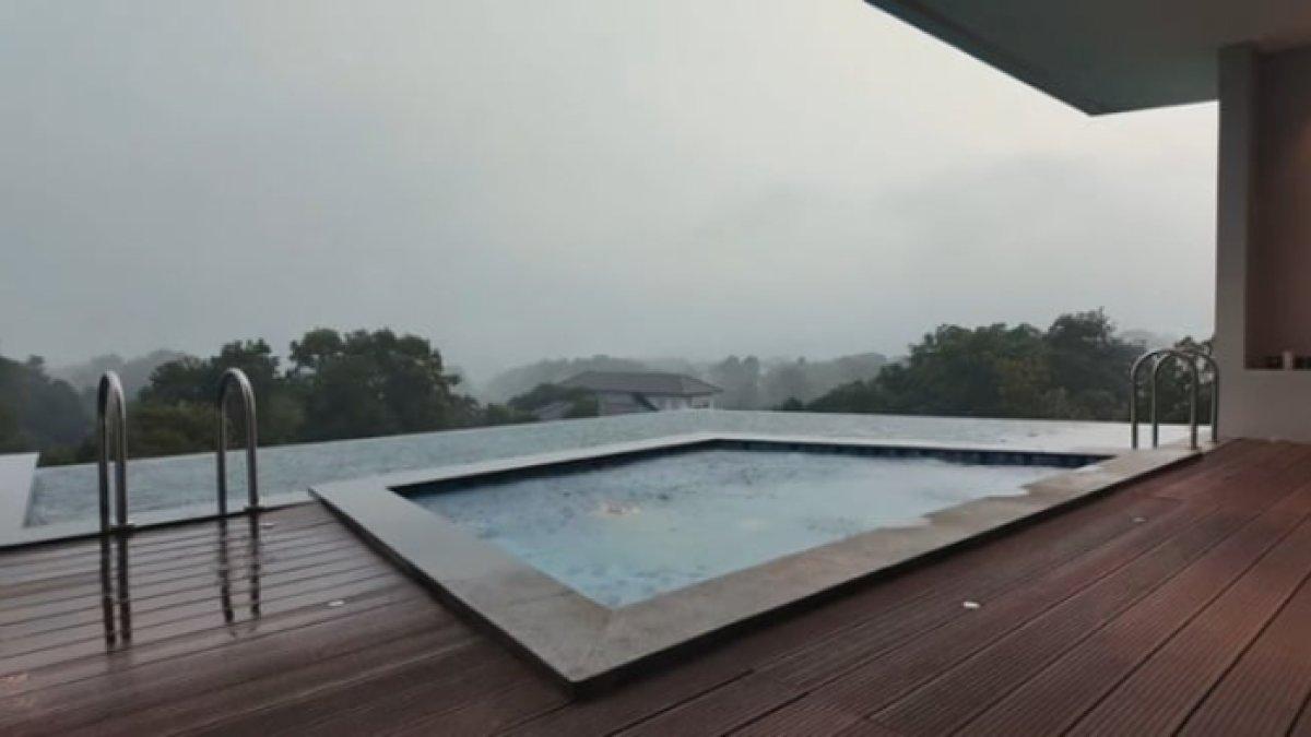 Kolam renang di rumah Verrell Bramasta dengan view Gunung Salak