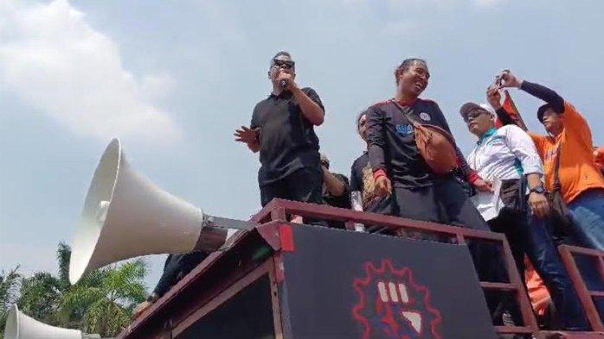 Komedian Abdel Achrian ikut dalam aksi demo di depan Gedung DPR, Senayan, Kamis (22/8/2024).