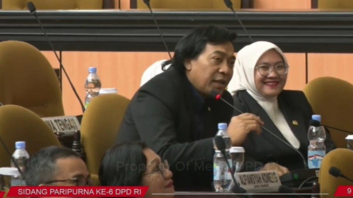 Komeng bingung harus bagaimana bekerja di tempat yang bukan bidangnya.