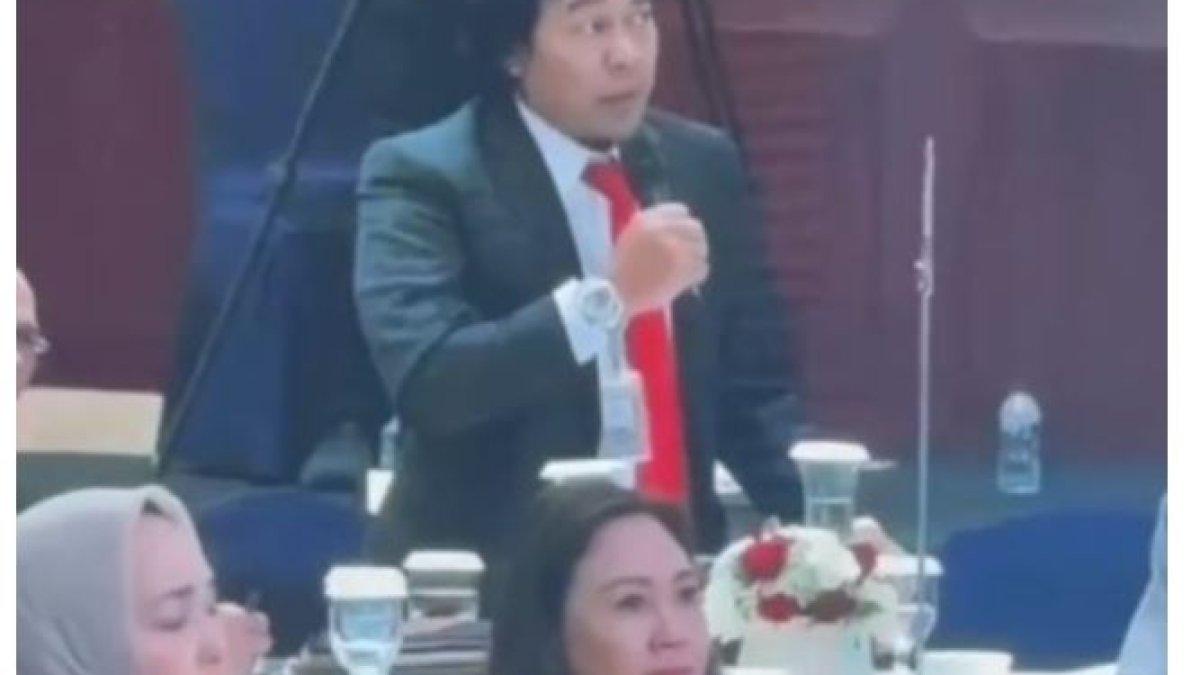 Komeng dikenal sebagai komedian sejak tahun 90-an.