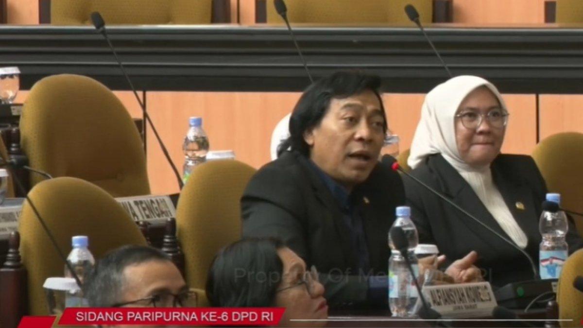 Komeng melakukan interupsi karena ditempatkan di komite yang tidak sesuai dengan bidangnya.