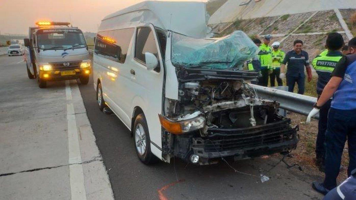 Kondisi mobil Toyota Hiace bernomor polisi Z 7088 AL yang terlibat kecelakaan lalu lintas terjadi di Tol Cisumdawu, Sumedang
