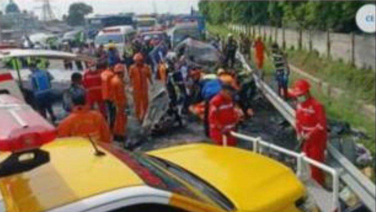 Kondisi ruas jalan Tol Jakarta-Cikampek usai terjadi kecelakaan beruntun