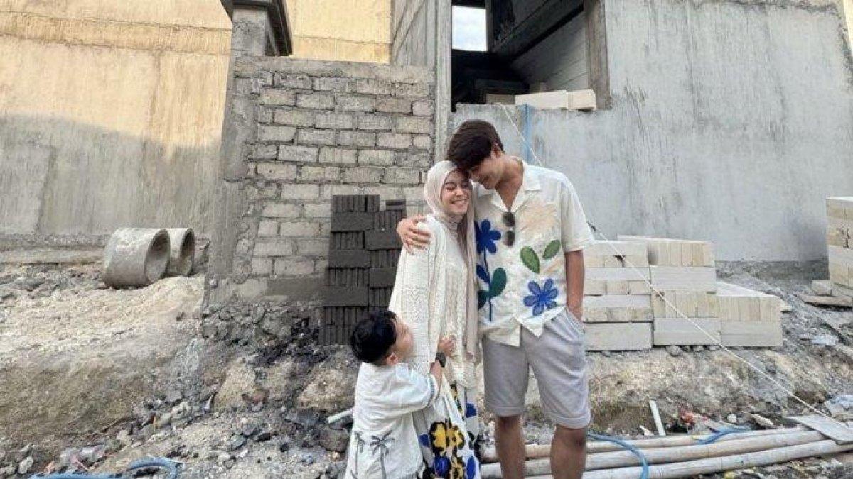 WUJUD MULAI TERLIHAT - Kondisi terkini pembangunan vila Lesti Kejora di Bali saat didatangi Leslar Family, dicapture (2/5/2025).