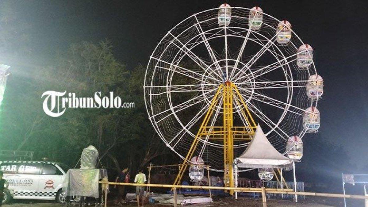 Kondisi wahana bianglala yang jatuh kurungannya di pasar malam Colomadu, Karanganyar, Selasa (21/11/2023).