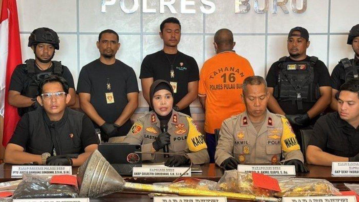 Konferensi pers penetapan tersangka pencurian hiasan tiang alif Masjif Al-Huda, Desa Kayeli, di lobi Markas Polres Pulau Buru di Namlea, Senin (11/3/2024).
