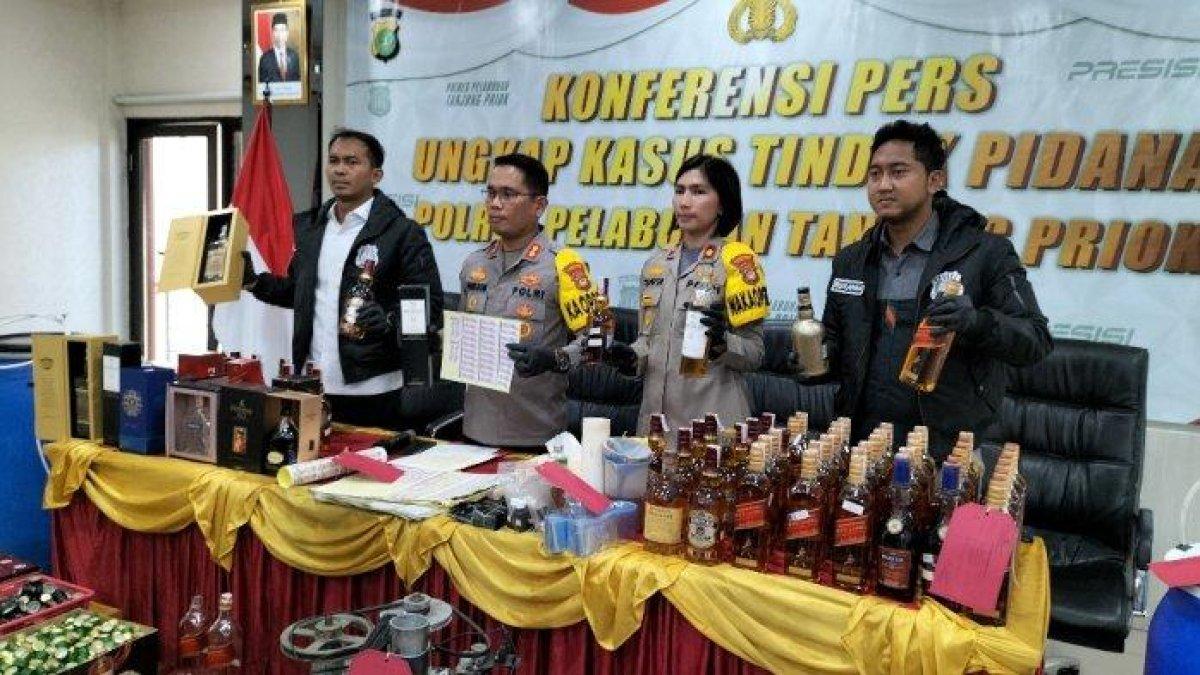 Konferensi pers ungkap kasus pabrik rumahan produsen miras palsu di Mapolres Pelabuhan Tanjung Priok, Jakarta Utara