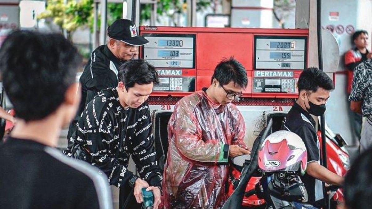 Konten kreator Richard Theodore memborong BBM di sebuah SPBU di Jalan Kesehatan Raya, Bintaro, Jakarta Selatan, Minggu (5/11/2023).