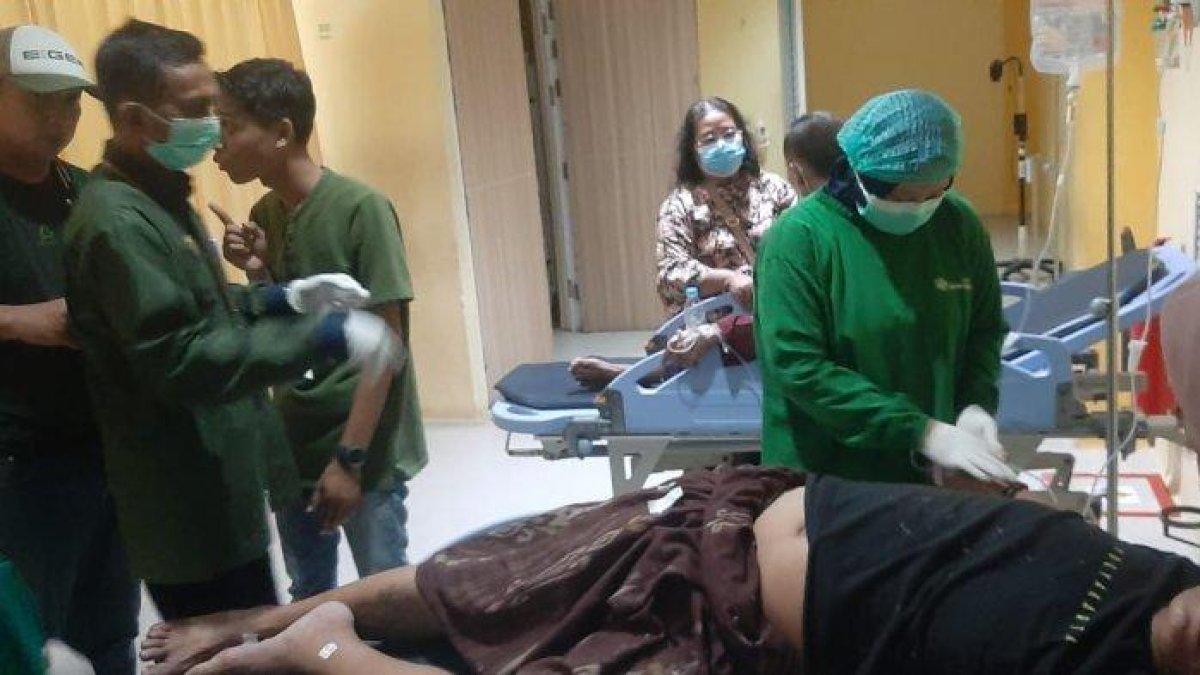 Korban Ahmad Sa'dan (51) menjalani perawatan