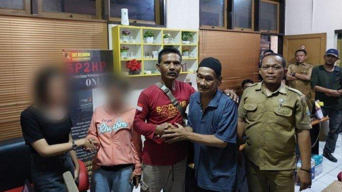 Korban dan pelaku kekerasan yang viral di media sosial salah satunya grup WhatsApp yang terjadi di Desa Karangwangun, Kecamatan Babakan, Kabupaten Cirebon berakhir damai setelah saling memaafkan di Mapolresta Cirebon, Selasa (14/11/2023).