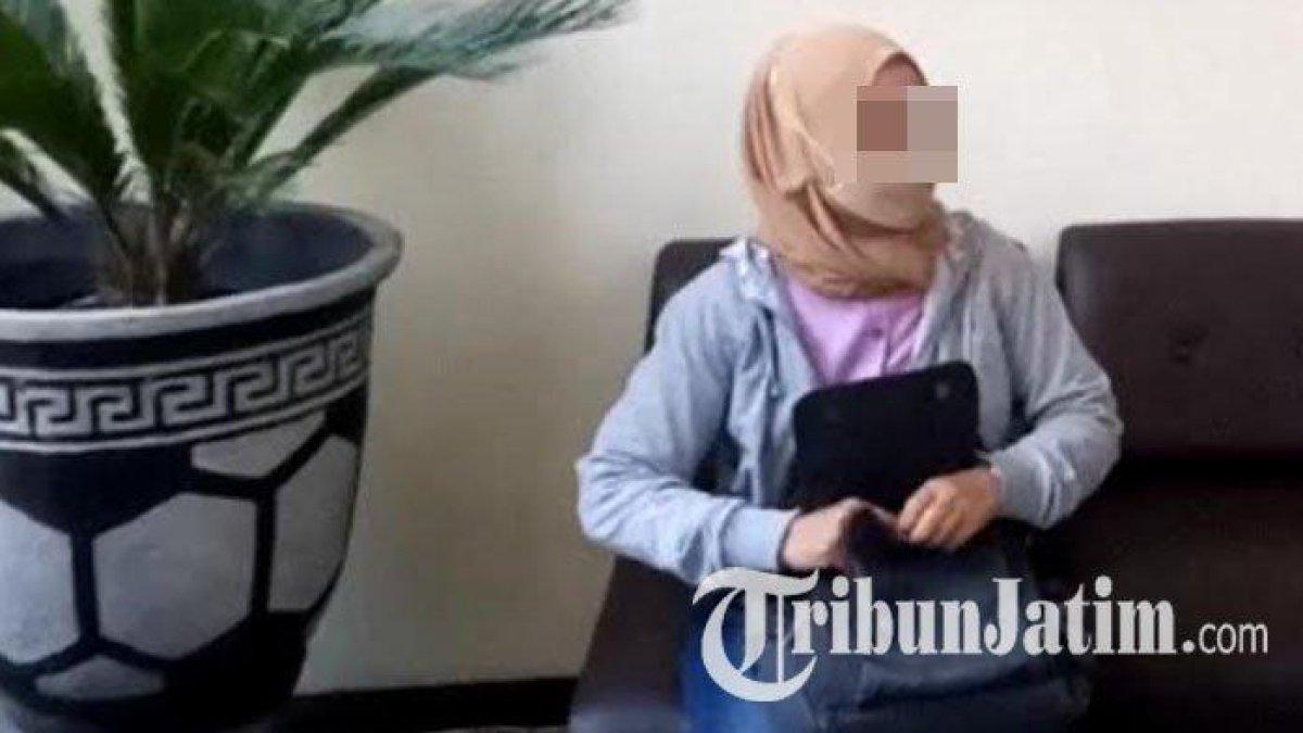 Korban pelecehan, WN saat berada di Kantor DPRD Tulungagung, Selasa (5//2023).