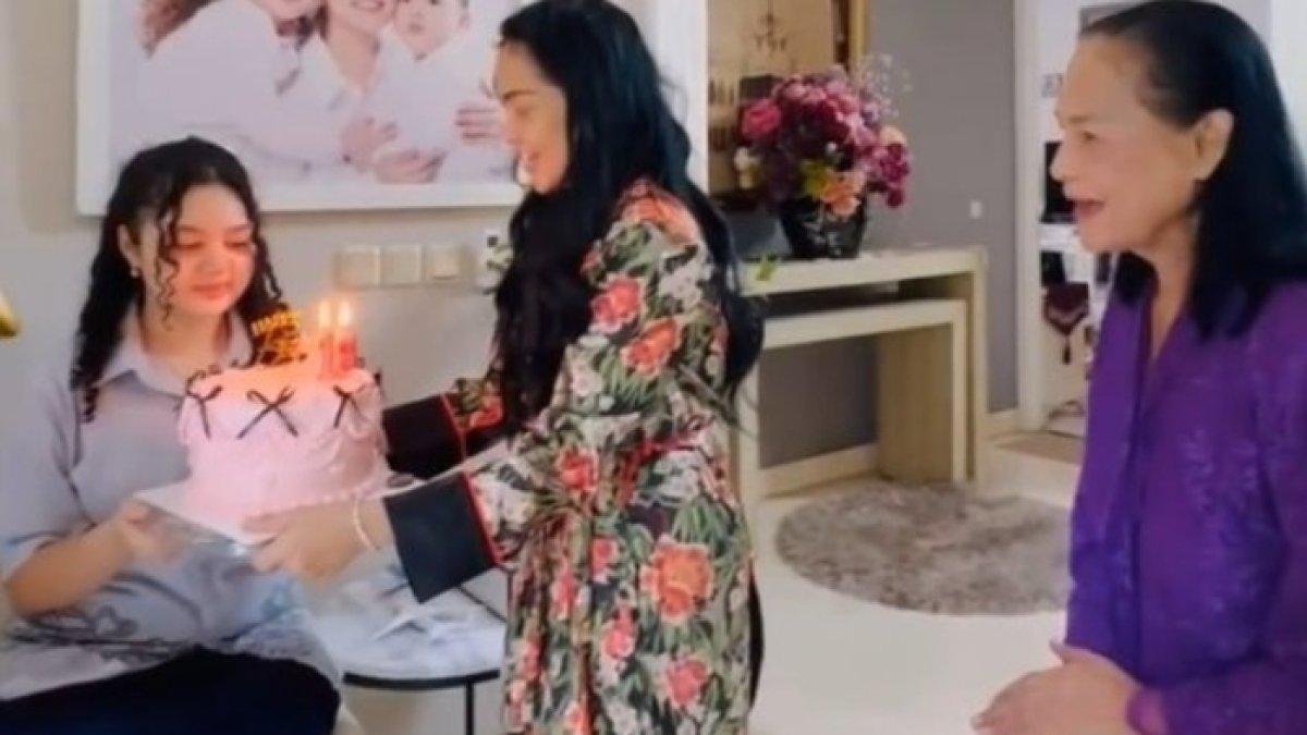 Kris Dayanti siapkan kue untuk Amora Lemos