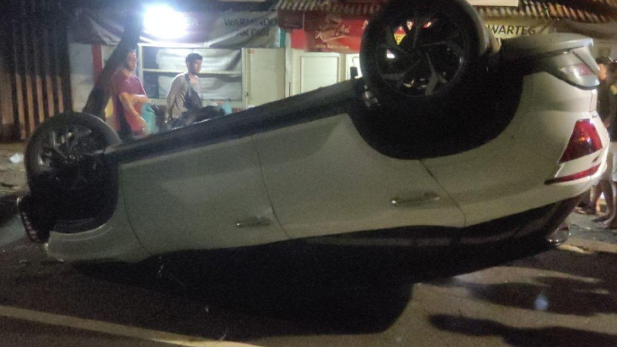 LARASATI NUGROHO KECELAKAAN -  Kronologi artis FTV, Larasati Nugroho alami kecelakaan hingga mobil terbalik pada Kamis (30/1/2025).