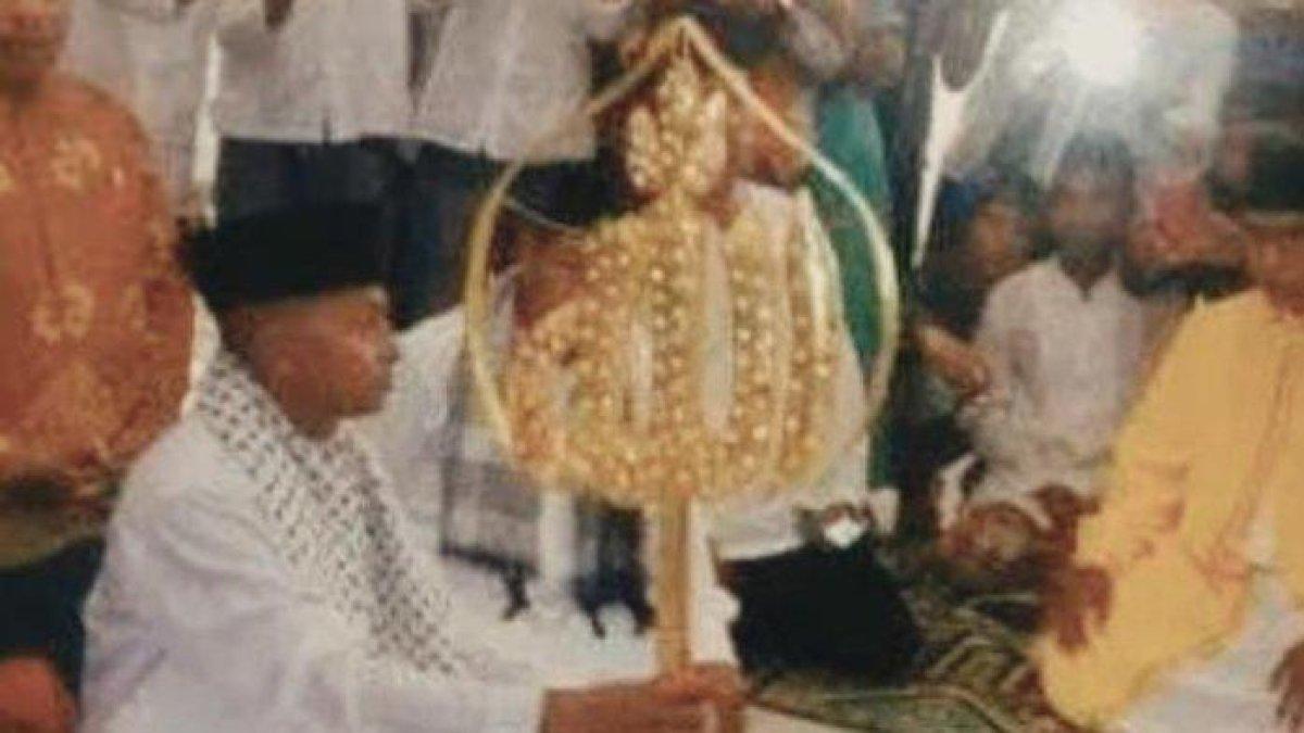 Kubah Masjid Al Huda yang dilapisi emas seberat 2,6 kilogram di Desa Kayeli, Kabupaten Buru, Maluku.