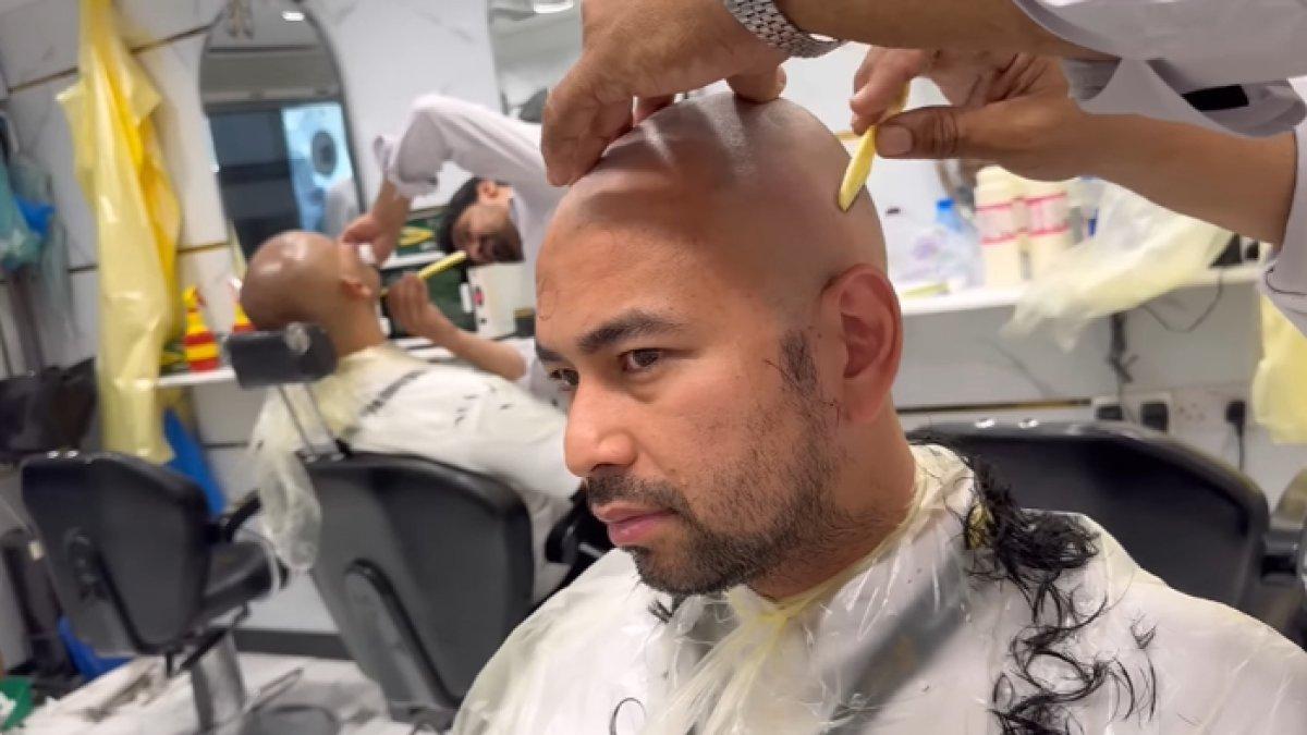 Kurang dari 30 menit, rambut di kepala Raffi Ahmad sudah habis tak bersisa.