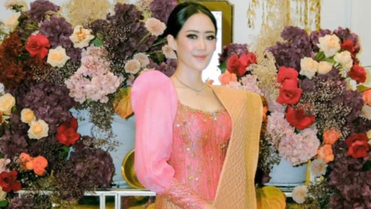 SOSOK KUSUMA ANGGRAINI - Kusuma Anggraini datang dari keluarga konglomerat, ia merupakan cucu pendiri Mustika Ratu.