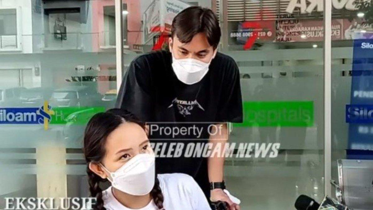 Lady Nayoan ditemani Rendy Kjaernett Pergi Fisioterapi