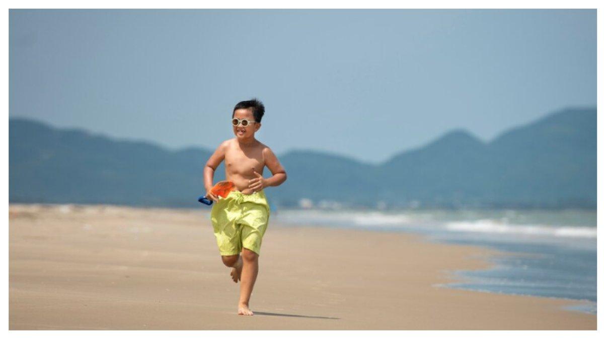 LARI di PANTAI - Buat rencana olahraga dengan variasi! Coba interval, cardio, atau ubah rute jogging. Tantangan baru bantu bentuk tubuh lebih ramping & sehat.