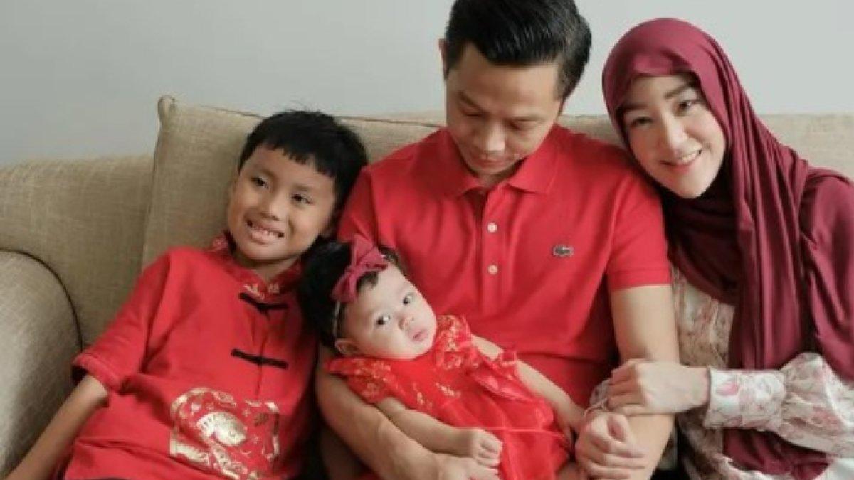 LARISSA RAYAKAN IMLEK -  Larissa Chou kompak bareng suami dan anak-anaknya pakai baju serba merah.