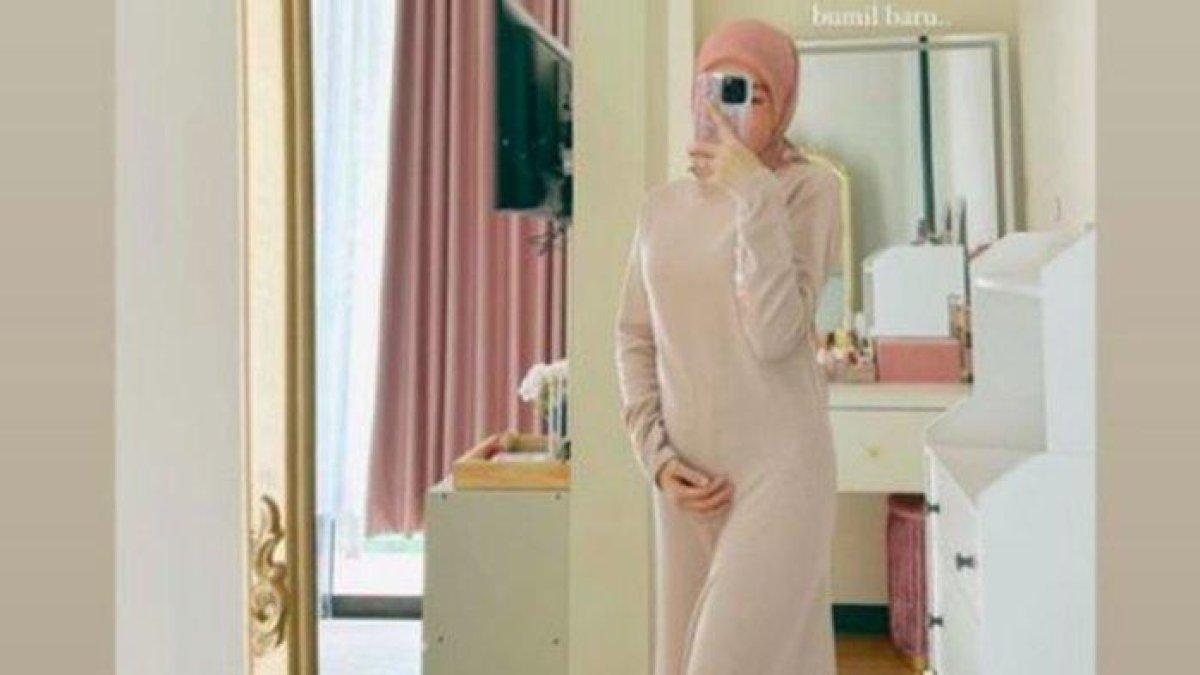 Larissa Chou pamer perut buncit, diduga hamil anak Ikram Rosadi