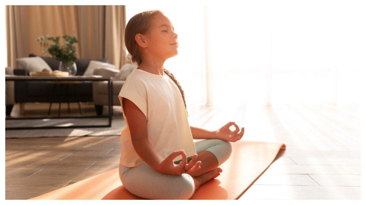 LATIHAN MINDFULNESS - Mindfulness membantu kita fokus pada saat ini dan menjauhkan diri dari pikiran negatif. Luangkan 5 menit untuk merasakan setiap napas, suara, atau sensasi di sekitar Anda.