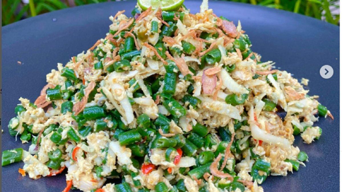 Inilah cara mudah membuat Lawar Bali, makanan khas Denpasar, kuncinya harus dicampur kacang panjang, ayam disuwir kasar  