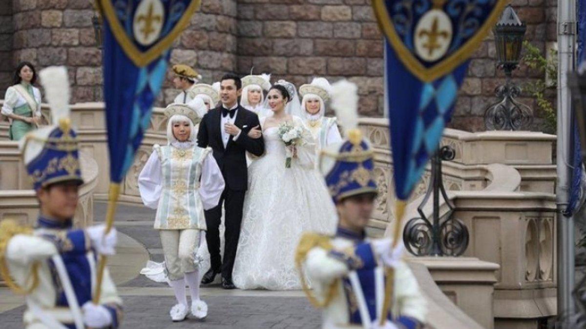 Layaknya pernikahan ala Princess Disney, Sandra Dewi dan Harvey Moeis dimeriahkan dengan parade dan arak-arakan. 
