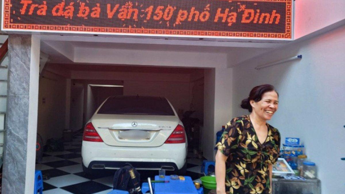 Le Thi Hong Van jualan es teh di depan rumahnya yang megah
