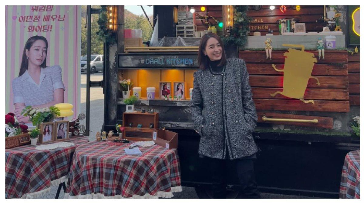 LEE MIN JUNG TERHARU KARENA DUKUNGAN DARI SAHABATNYA - Lee Min Jung Terharu! Kejutan Manis dari Sahabat dengan Truk Makanan di Lokasi Syuting