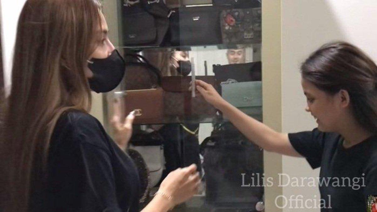 Lemari tempat koleksi tas Putri Isnari