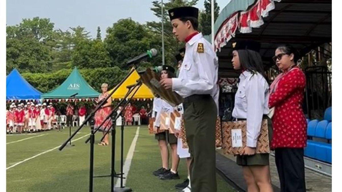 Lennon Tramp lantas enggan jadi petugas upacara salah satu negara. 