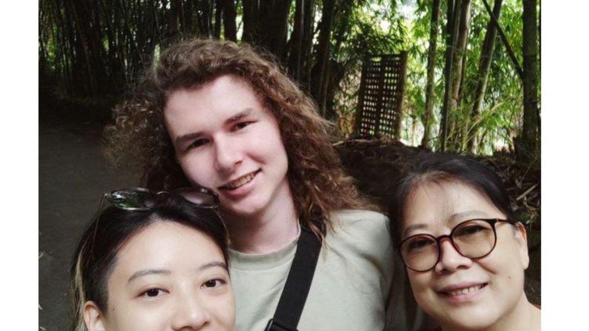 Leony dan Charles menjalani masa pacaran di usia yang sudah cukup matang. Karenanya, Leony dan pacar agaknya menjalani hubungan mereka secara serius. 