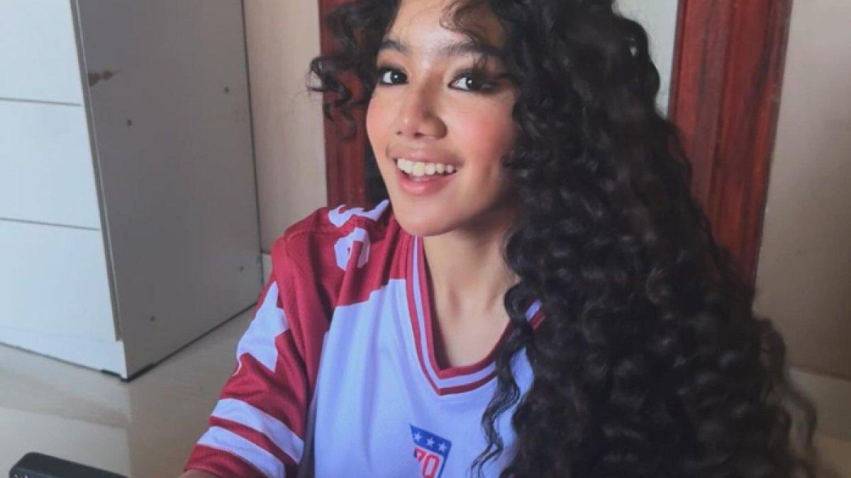 Leticia punya ciri khas rambut ikal
