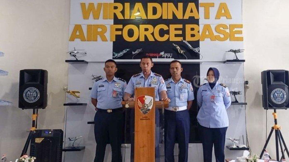 Komandan Lanud (Danlanud) Letkol Pnb Adi Putra Buana (tengah) merespons perihal Ahmad Dhani yang mengampanyekan Mulan Jameela saat Dewa 19 konser di Lapangan Udara (Lanud) Wiriadinata, Kota Tasikmalaya, Jawa Barat pada Sabtu (21/10/2023) lalu.