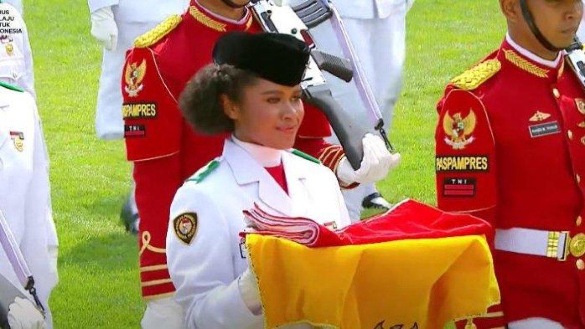 Lilly Indiani pembawa baki bendera