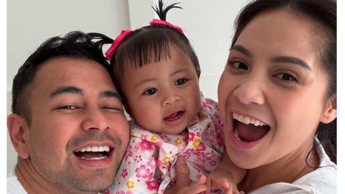 Lily tumbuh semakin besar dan menggemaskan. Ekspresi wajahnya yang lucu sering kali menjadi sorotan para penggemar.