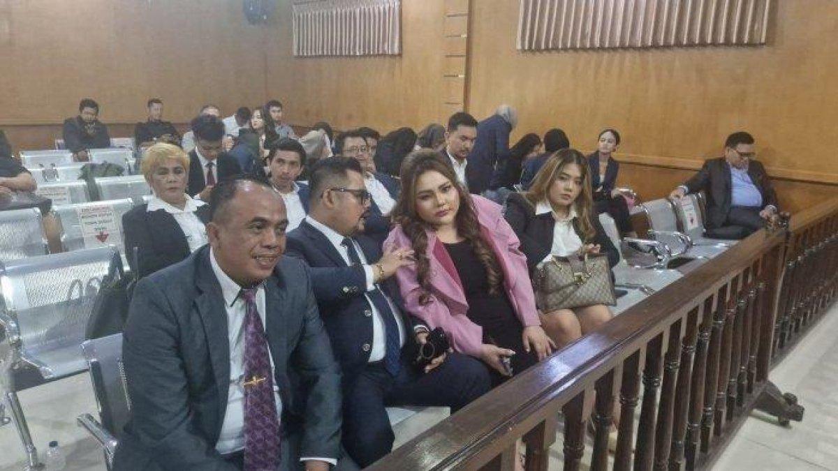 SIDANG PERDANA- Selebgram Lisa Mariana menghadiri sidang perdana gugatannya terhadap mantan Gubernur Jabar, Ridwan Kamil di Pengadilan Negeri Bandung, Senin (19/5/2025). Lisa datang mengenakan blazer berwarna pink bersama tim kuasa hukumnya.