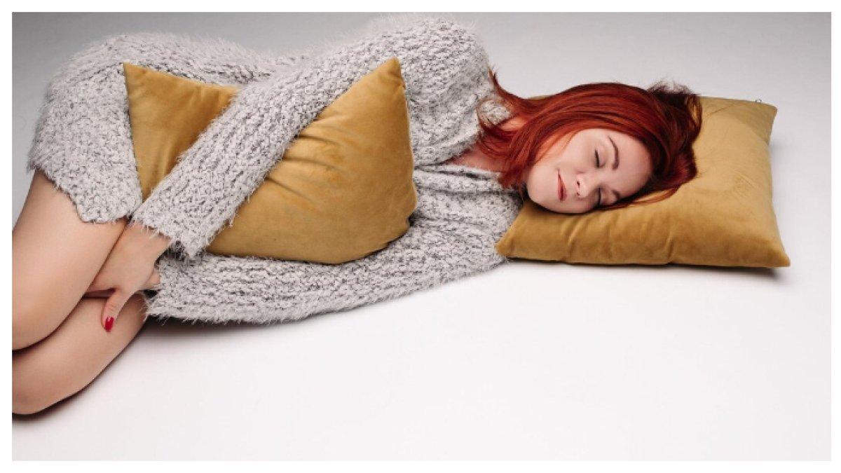 LOG - Tidur di posisi ini tidur di sisi mereka dengan kaki lurus, lengan di sisi mereka, dan pipi di bantal.