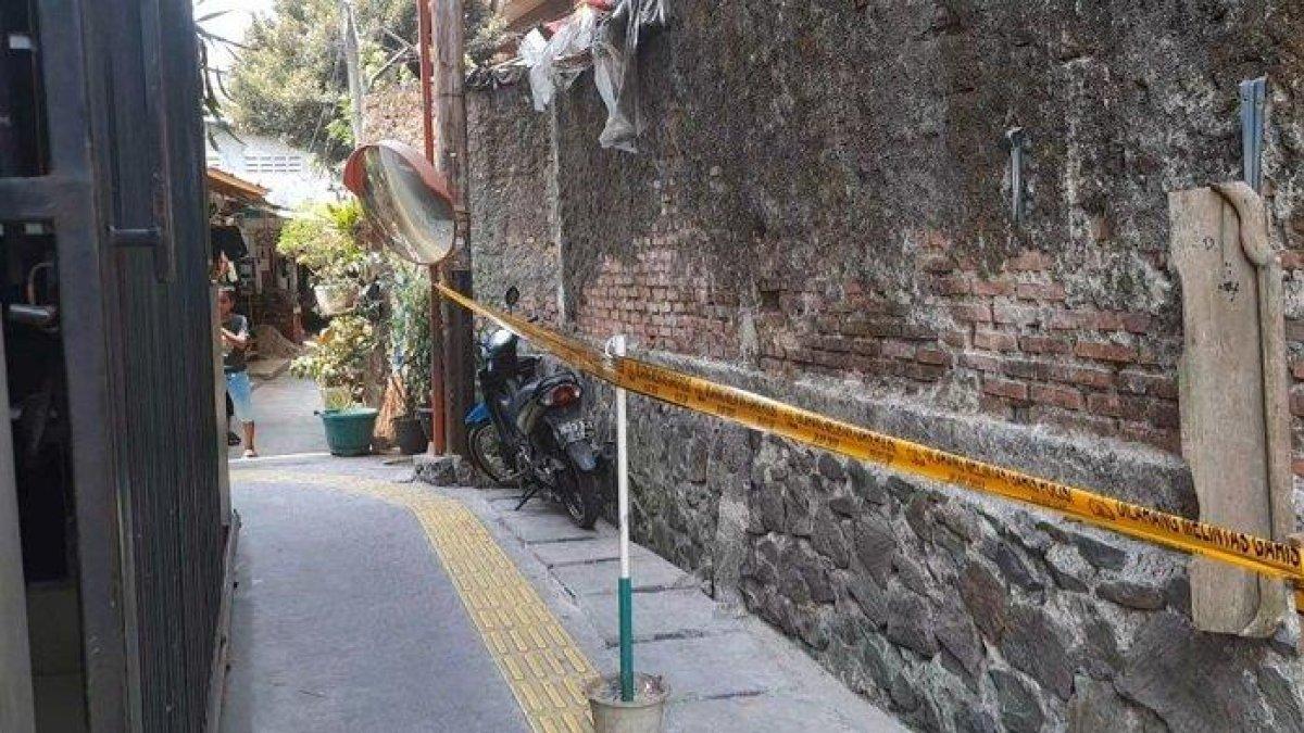 Lokasi ditemukannya pelajar siswa menengah pertama (SMP) tewas diduga terjatuh dari lantai empat gedung sekolah di Cengkareng, Jakarta Barat, kini telah dipasang garis polisi.