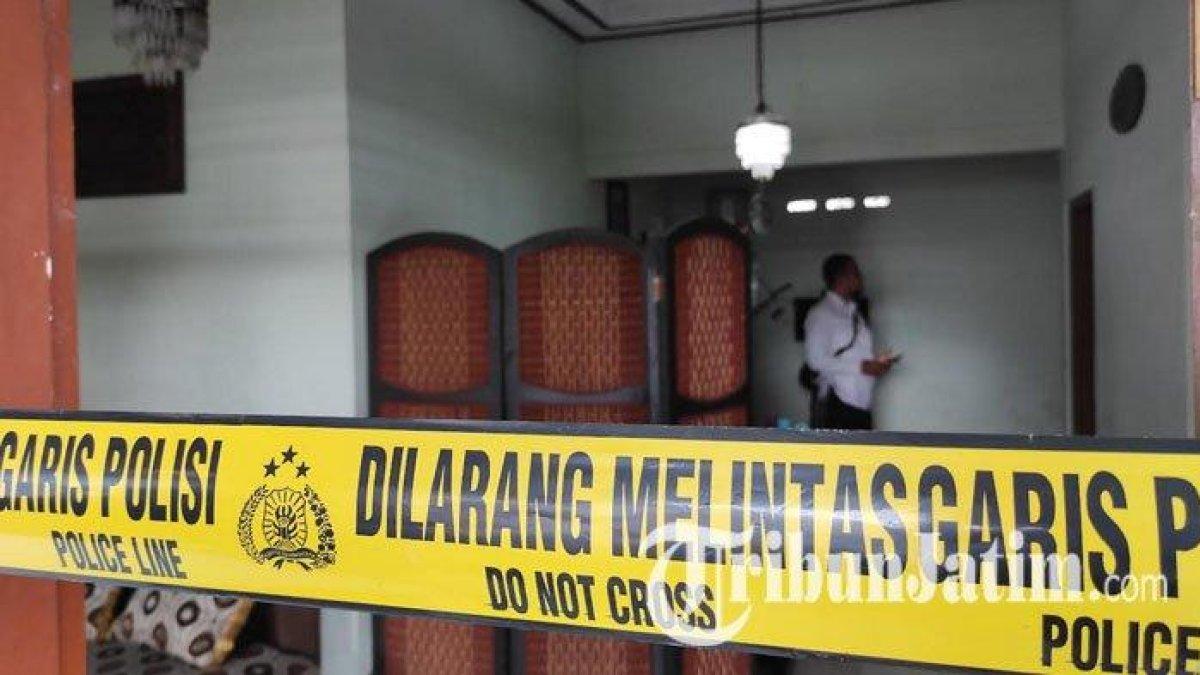 Lokasi penemuan granat di rumah Jalan Kalasan, Kota Blitar, dipasang garis polisi, Senin (8/1/2024).