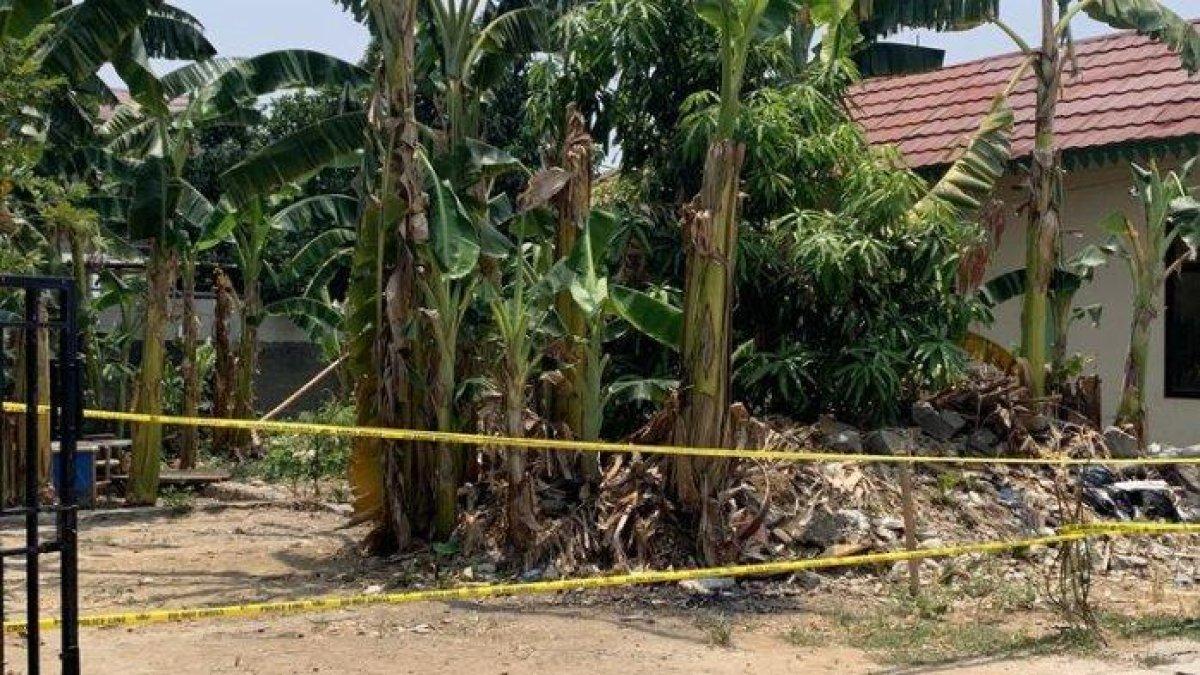 Lokasi pria tewas ditembak di Bekasi. Pria berinisial GR (44) ditemukan tewas ditembak di bagian kepala di Kavling Rawa Bambu Bulak, Jalan Melati 3, RT 05 RW 09 Kelurahan Kalibaru, Kecamatan Medan Satria, Bekasi, rupanya ber-KTP Cengkareng, Jakarta Barat, Minggu (29/10/2023). Warga sekitar mengaku mendengar setidaknya dua kali bunyi tembakan di lokasi GR ditemukan tewas di Bekasi.