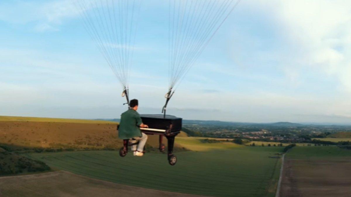 Louis Cardozo, seorang musisi dan YouTuber bermain piano sambil terbang menggunakan parasut.