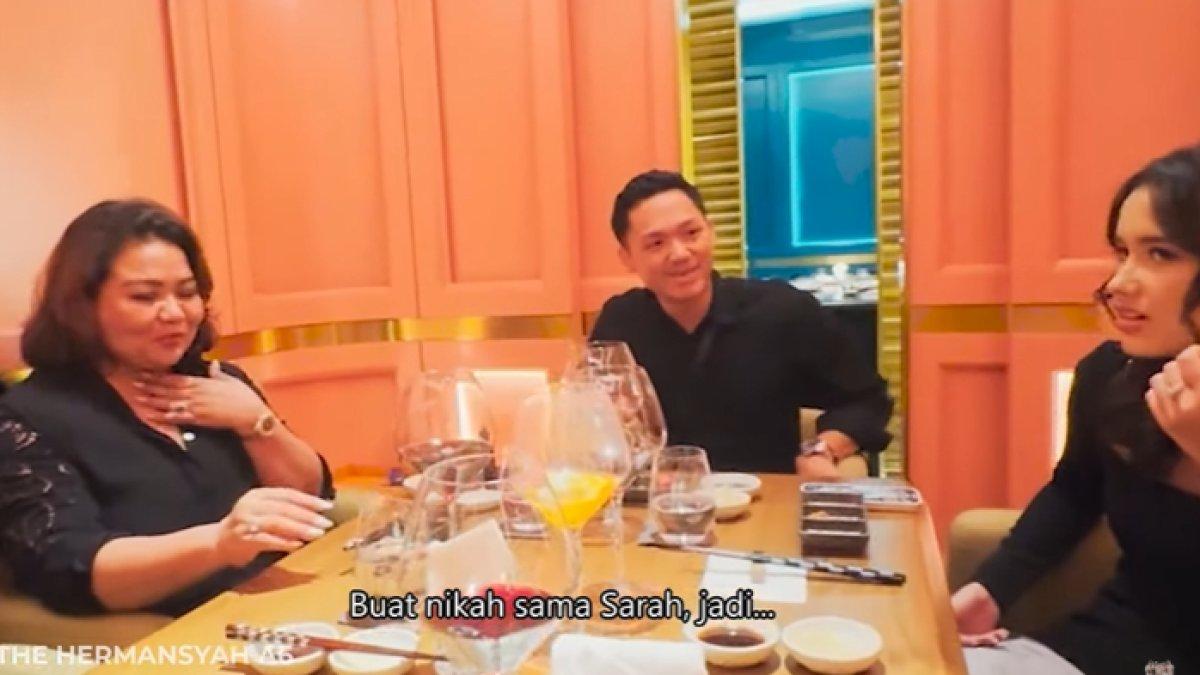 Luh Gede Herryani hanya senyum-senyum sambil menikmati makanan saat Azriel melamar Sarah
